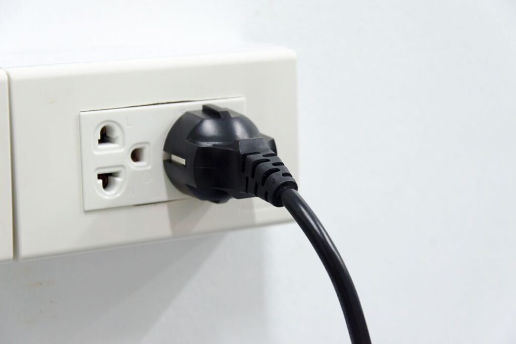 Hvorfor blir stikkontakten varm